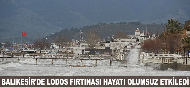 Balıkesir'de lodos fırtınası hayatı olumsuz etkiledi