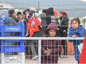 Dikili'de 3 lastik botta 154 kaçak göçmen yakalandı