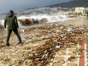 Gemlik'te dev dalgalar çöpleri sahile taşıdı
