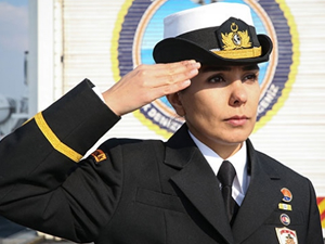 Sivil denizciydi, Türk ordusunun kadın neferi oldu