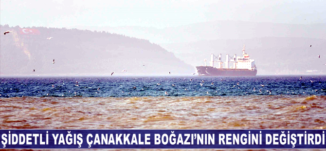 Şiddetli yağış Çanakkale Boğazı'nın rengini değiştirdi