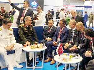 Metin Kalkavan, DIMDEX Fuarı'nda Hulusi Akar'ı ağırladı