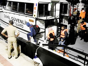 Çeşme açıklarında 18 kaçak göçmen yakalandı