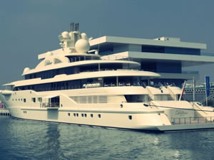 'Dilbar' isimli süperyat Limasol Limanı’na demirledi