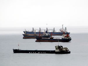 Yük gemileri, Sinop'un doğal limanına demirledi