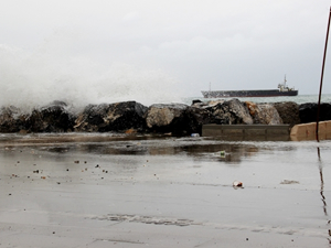 İskenderun'da fırtına hayatı olumsuz etkiledi