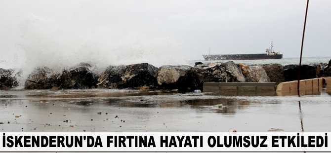 İskenderun'da fırtına hayatı olumsuz etkiledi