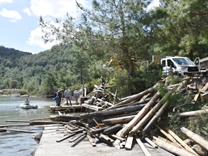 Kızkumu'nda kaçak iskeleler yıkılmaya başlandı