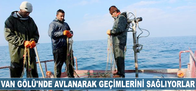 Van Gölü'nde avlanarak geçimlerini sağlıyorlar