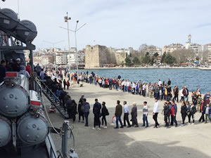 Türk savaş gemileri, Karadeniz'de yoğun ilgi gördü