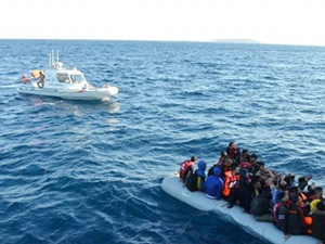Çeşme açıklarında 43 kaçak göçmen yakalandı