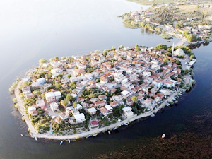 Uluabat Gölü'nde su seviyesi yükseldi, kayıklar yollara çekildi