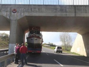 Tekirdağ'da çekiciyle taşınan tekne üst geçide sıkıştı