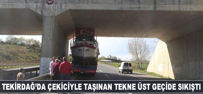 Tekirdağ'da çekiciyle taşınan tekne üst geçide sıkıştı