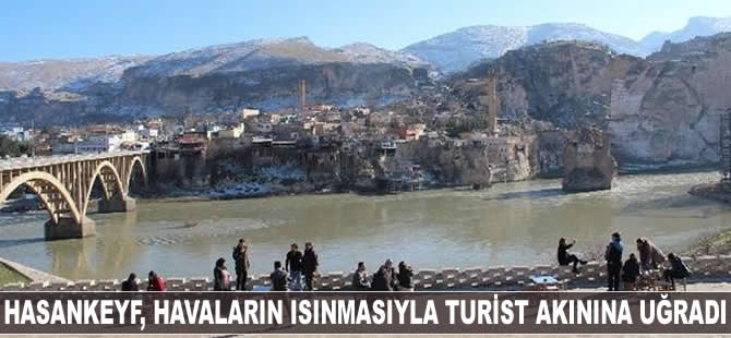 Hasankeyf, havaların ısınmasıyla turist akınına uğradı