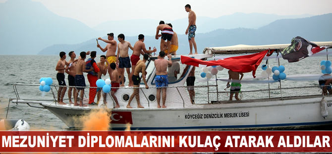 Mezuniyet diplomalarını kulaç atarak aldılar