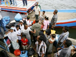 Endonezya'da karaya oturan teknedeki 76 kişi kurtarıldı