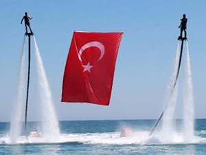 Kemer'de deniz üstünde Türk Bayrağı açtılar