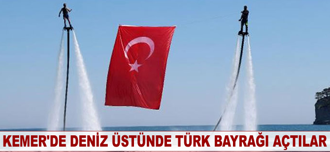 Kemer'de deniz üstünde Türk Bayrağı açtılar