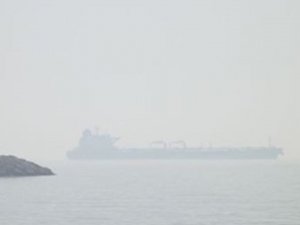 Zonguldak'ta sis nedeniyle yük gemileri limana demirledi