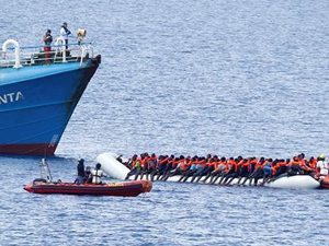 Libya açıklarında 80 kaçak göçmen kurtarıldı