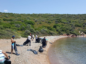 Çeşme'de temizlik çalışmasıyla 3.5 ton atık toplandı