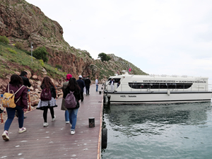 Öğrenciler Van Gölü'nde mavi tura çıktı