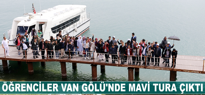 Öğrenciler Van Gölü'nde mavi tura çıktı