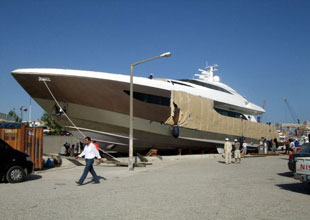 Antalya'da lüks yat denizle buluştu