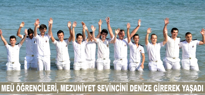 MEÜ öğrencileri, mezuniyet sevincini denize girerek yaşadı