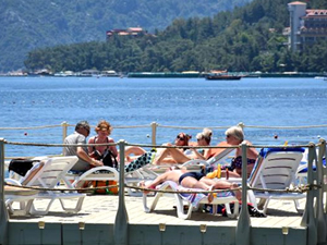 Marmaris'te sahiller turistlerle doldu