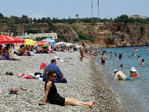 Antalya'da sıcak havadan bunalanlar denize girdi