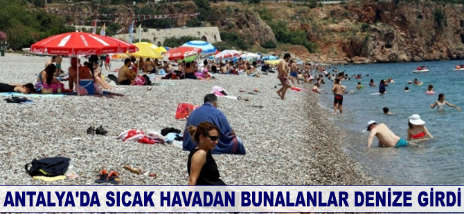 Antalya'da sıcak havadan bunalanlar denize girdi