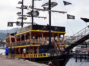 Muğla'da dümeni kilitlenen tekne faciadan döndü