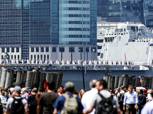 ABD Donanması'na ait gemiler Hudson Nehri’nden geçti