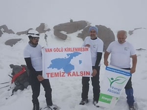 Van Gölü için Süphan Dağı'na zirve tırmanışı yaptı