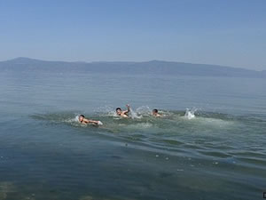 Mudanya'da gençler serinlemek için kendilerini denize bıraktı