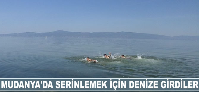 Mudanya'da gençler serinlemek için kendilerini denize bıraktı