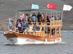 Demirözü Barajı'nda tekne turu yapılıyor