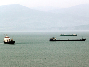 Hava koşulları nedeniyle yük gemileri Sinop Limanı'na demirledi