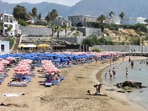 Girne'de plaj ve sahiller yaz sezonuna hazır