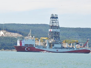'Fatih' isimli sondaj gemisi, Çanakkale Boğazı'ndan geçti