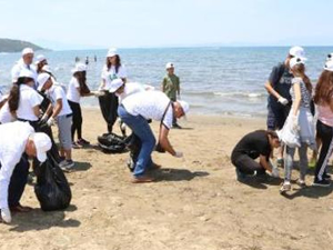 İzmir'de öğrenciler Pamucak Sahili'ni temizledi