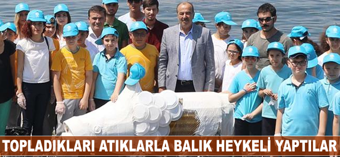 Topladıkları atıklarla balık heykeli yaptılar