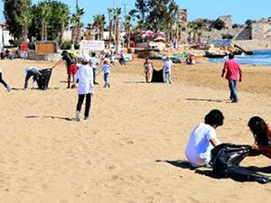 Muğla'da öğrenciler Akbük Sahili'ni temizledi
