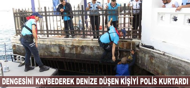 Dengesini kaybederek denize düşen kişiyi polis kurtardı!
