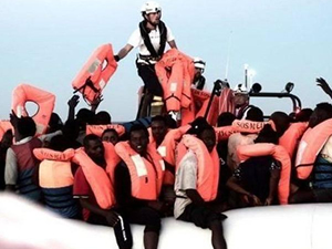 İtalya, 629 göçmeni taşıyan kurtarma gemisini limana almıyor