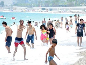 Antalyalılar, sıcaklık artınca Konyaaltı Sahili'ni doldurdu