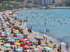 Aydın'da yerli ve yabancı turist sahillere akın etti