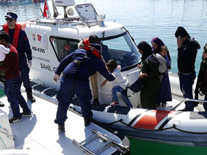 Bodrum’da lastik botta 21 kaçak göçmen yakalandı